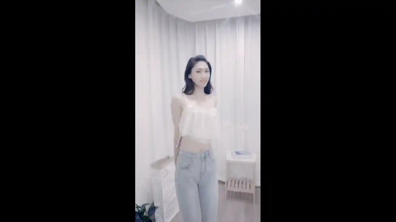 漂亮模特穿开档牛仔紧身裤