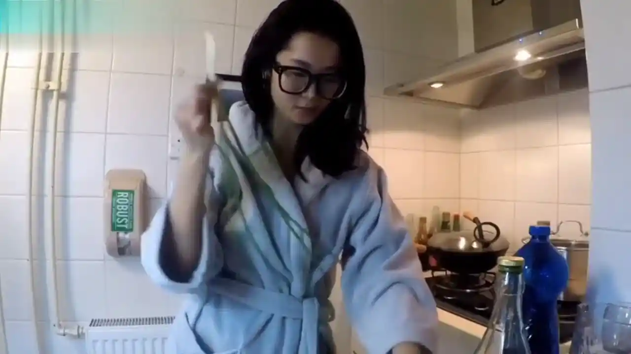 【性爱厨房】北京极品嫩模一边做饭一边自慰喷水