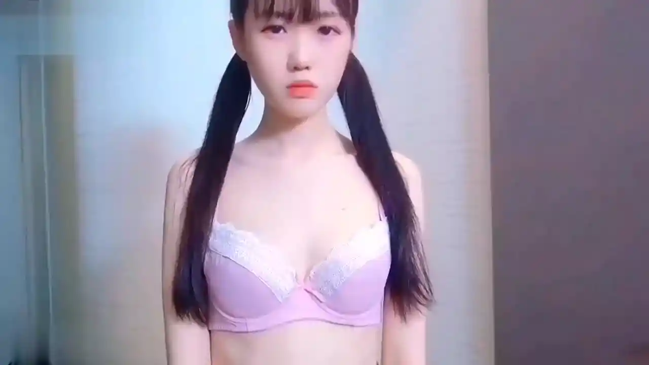 刚满18岁萌系小萝莉！粉穴嫩得出水必须内射